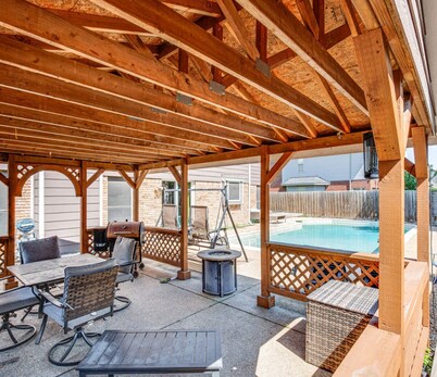  5-bedroom house with a private pool near Stadium and DFW