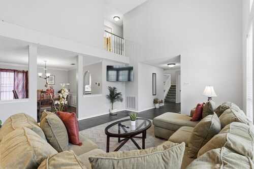  5-bedroom house with a private pool near Stadium and DFW
