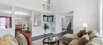 5-bedroom house with a private pool near Stadium and DFW