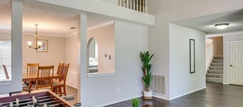  5-bedroom house with a private pool near Stadium and DFW