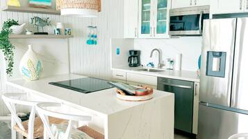 Frigorifero, microonde, forno, piano cottura