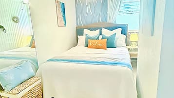 1 habitación, escritorio, tabla de planchar con plancha y cuna de viaje