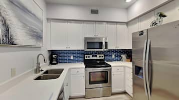 Condo, varias camas, patio (The Village #611) | Cocina privada | Refrigerador, microondas, horno y parrilla de estufa