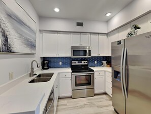 公寓式客房, 多张床, 露台 (The Village #611) | 私人厨房 | 冰箱、微波炉、烤箱、炉灶