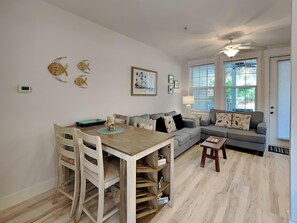 公寓式客房, 多张床, 露台 (The Village #611) | 用餐