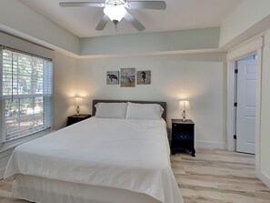 公寓式客房, 多张床, 露台 (The Village #611) | 3 多间卧室、特色装修、特色家居、熨斗/熨衣板