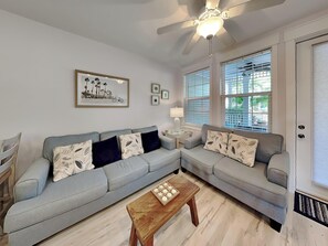 公寓式客房, 多张床, 露台 (The Village #611) | 起居区 | 42-英寸纯平电视（配备数码频道）