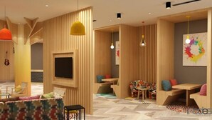 Un intérieur moderne agrémenté d’une cloison en bois, d’un téléviseur à écran plat et d’un tableau abstrait aux couleurs vives.