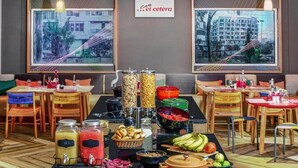 Un buffet proposant une variété de plats et d'accompagnements.