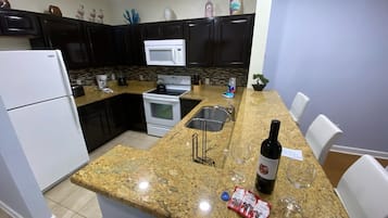 Geladeira, micro-ondas, fogão, cooktop