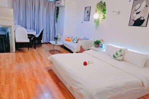 A room with a bed, a desk, a chair, and a small table. - Xi'an Homestay (Xi'an)