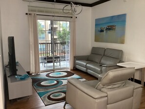 Smart TV - 3 Bedrooms king bed Luxurious Living w/Bluetooth (Davenport)