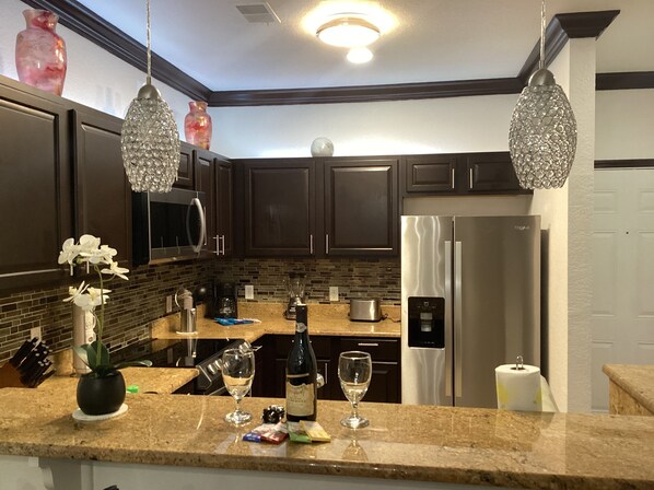 Microwave, oven, stovetop, dishwasher - 3 Bedrooms king bed Luxurious Living w/Bluetooth (Davenport)