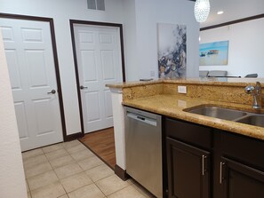 Interior - 3 Bedrooms king bed Luxurious Living w/Bluetooth (Davenport)