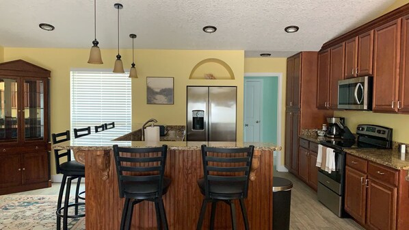 Private kitchen - Spacious 4-bedroom house in enchanting Jacksonville with WiFi, AC (Jacksonville)
