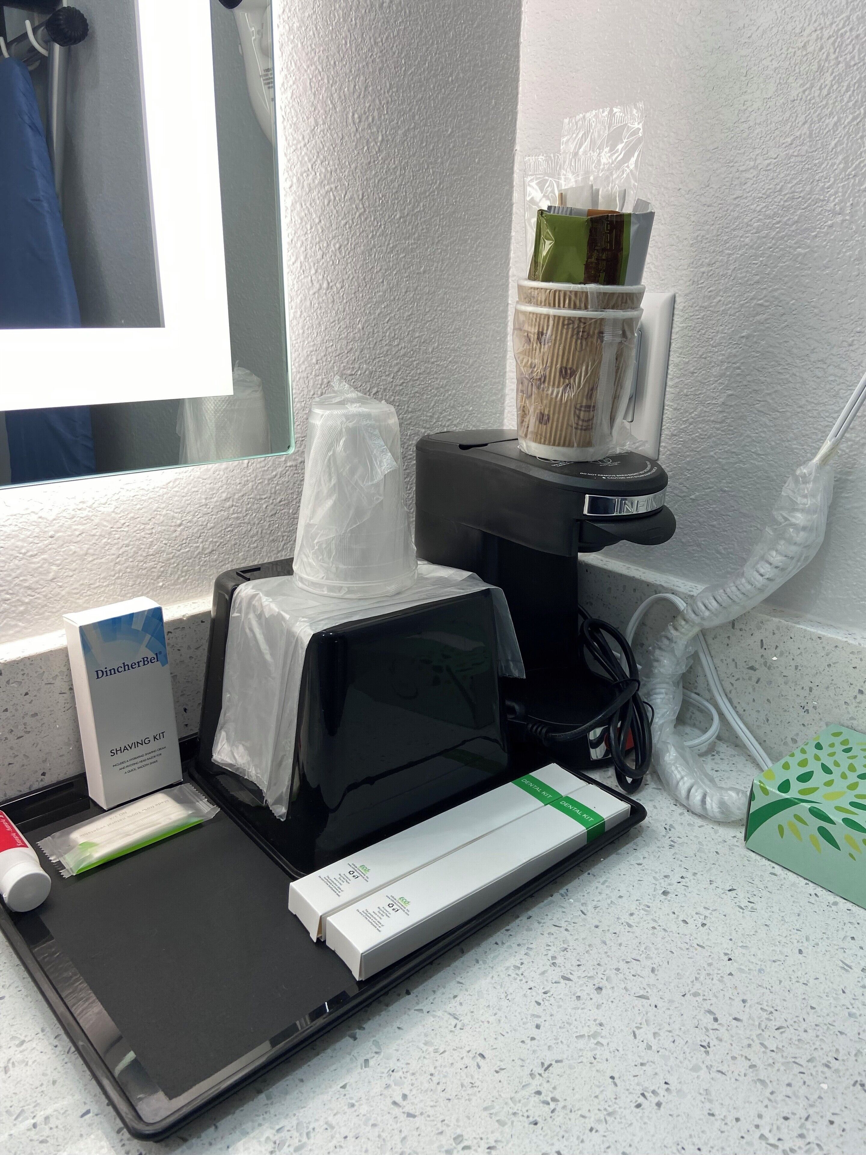 مكتب وستائر تعتيم وتجهيزات عازلة للصوت ومكواة/لوح كي