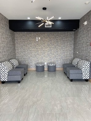 Lobby sitting area - Liv Inn and Suites (Houston)