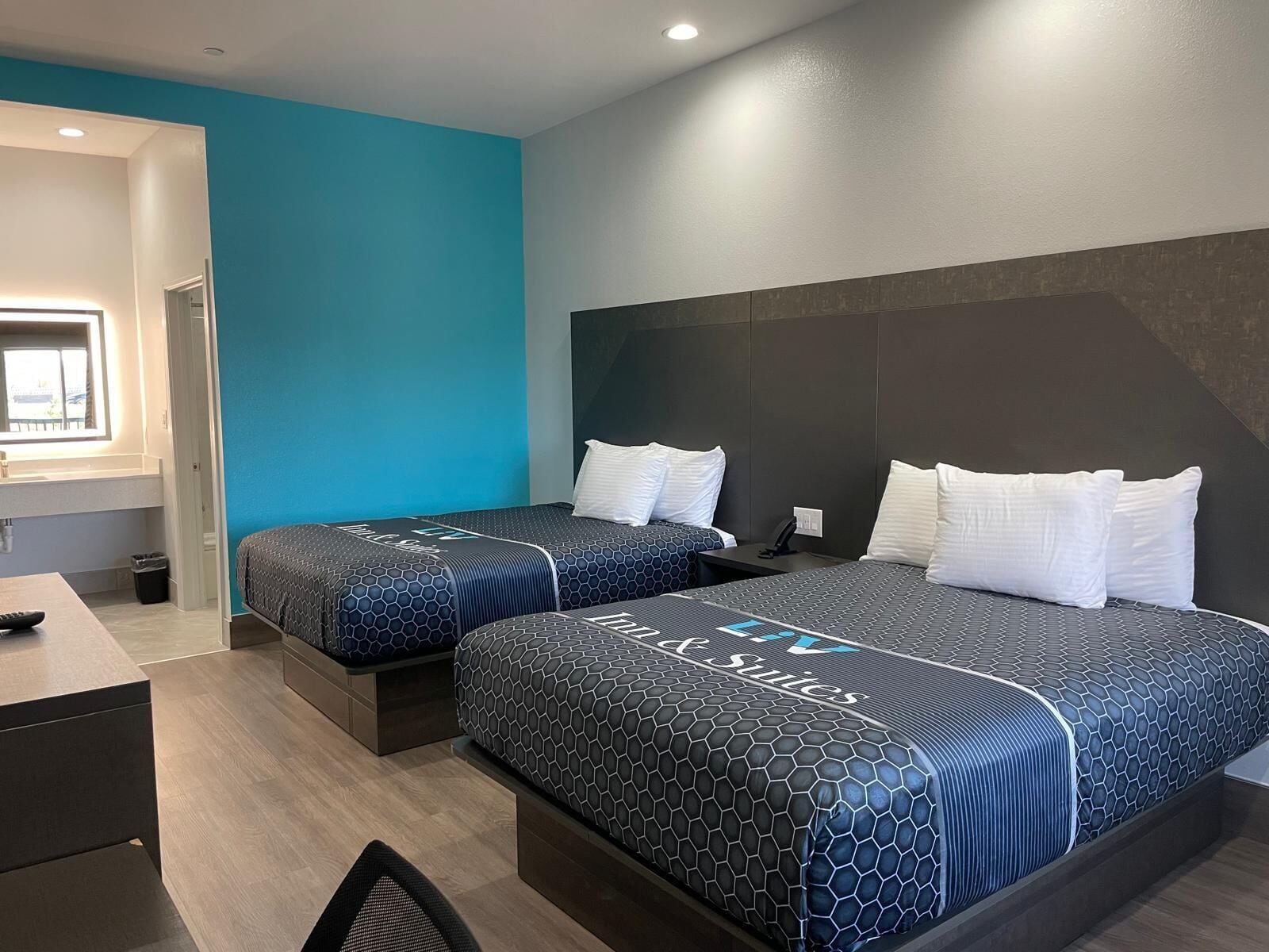 مكتب وستائر تعتيم وتجهيزات عازلة للصوت ومكواة/لوح كي