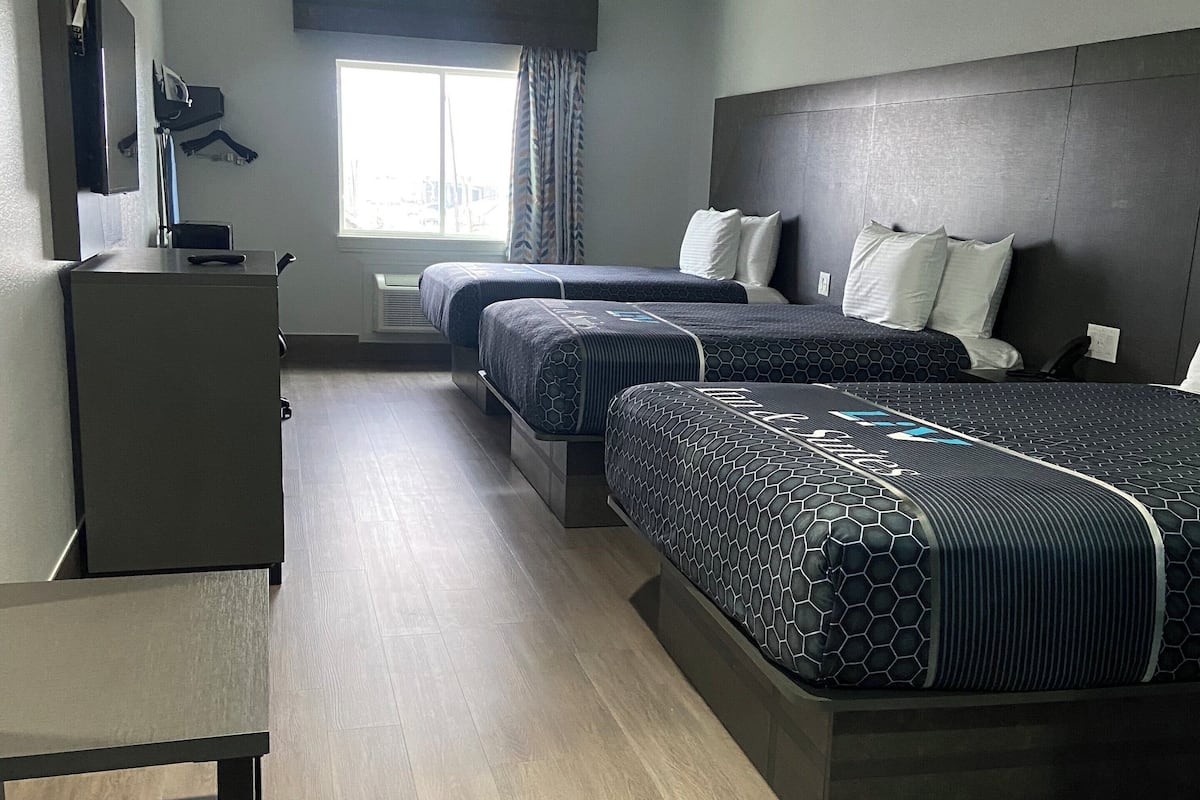 3 Queen Bed Non-Smoking | Een bureau, verduisterende gordijnen, een strijkplank/strijkijzer