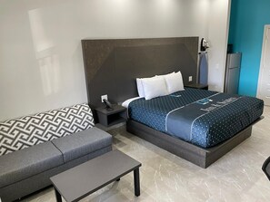 Standaard kamer | Een bureau, verduisterende gordijnen, geluiddichte muren