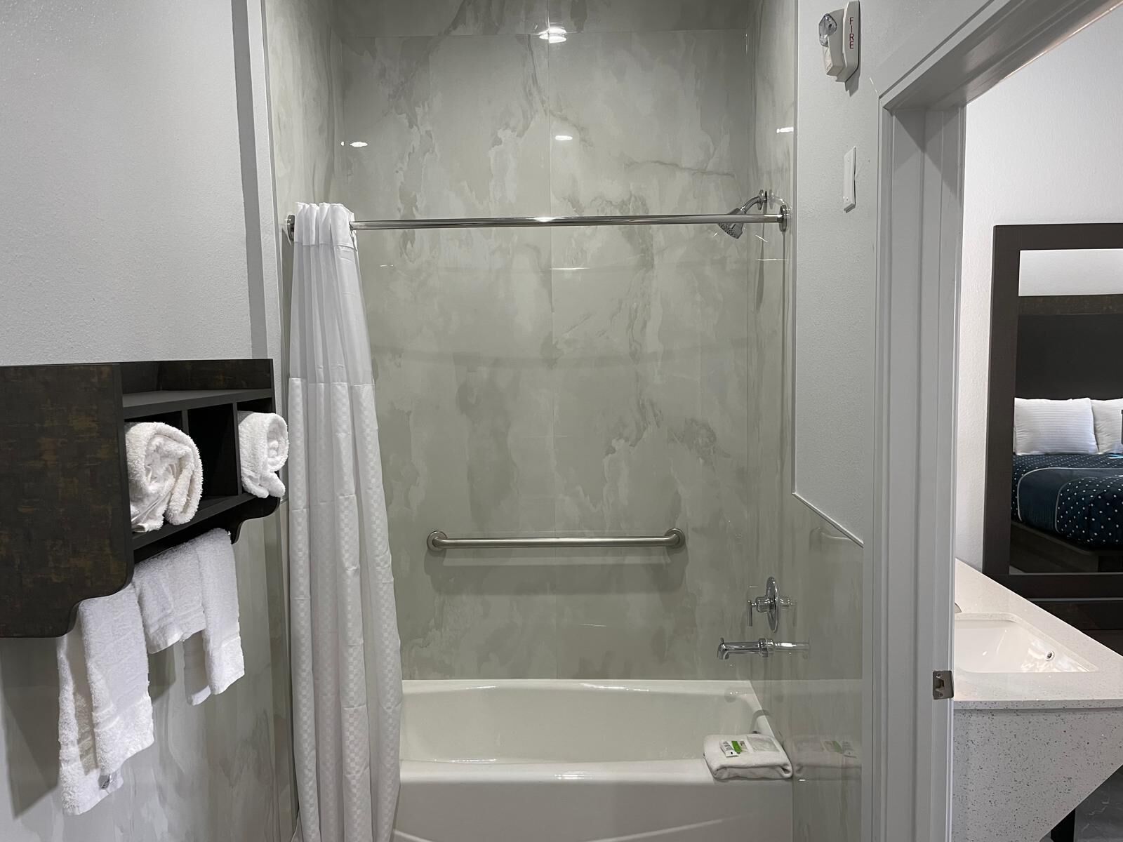 Bañera, secador de pelo, jabón, shampoo