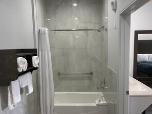 Badewanne, Haartrockner, Seife, Shampoo