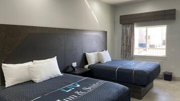 Escritorio, cortinas opacas, tabla de planchar con plancha y wifi gratis