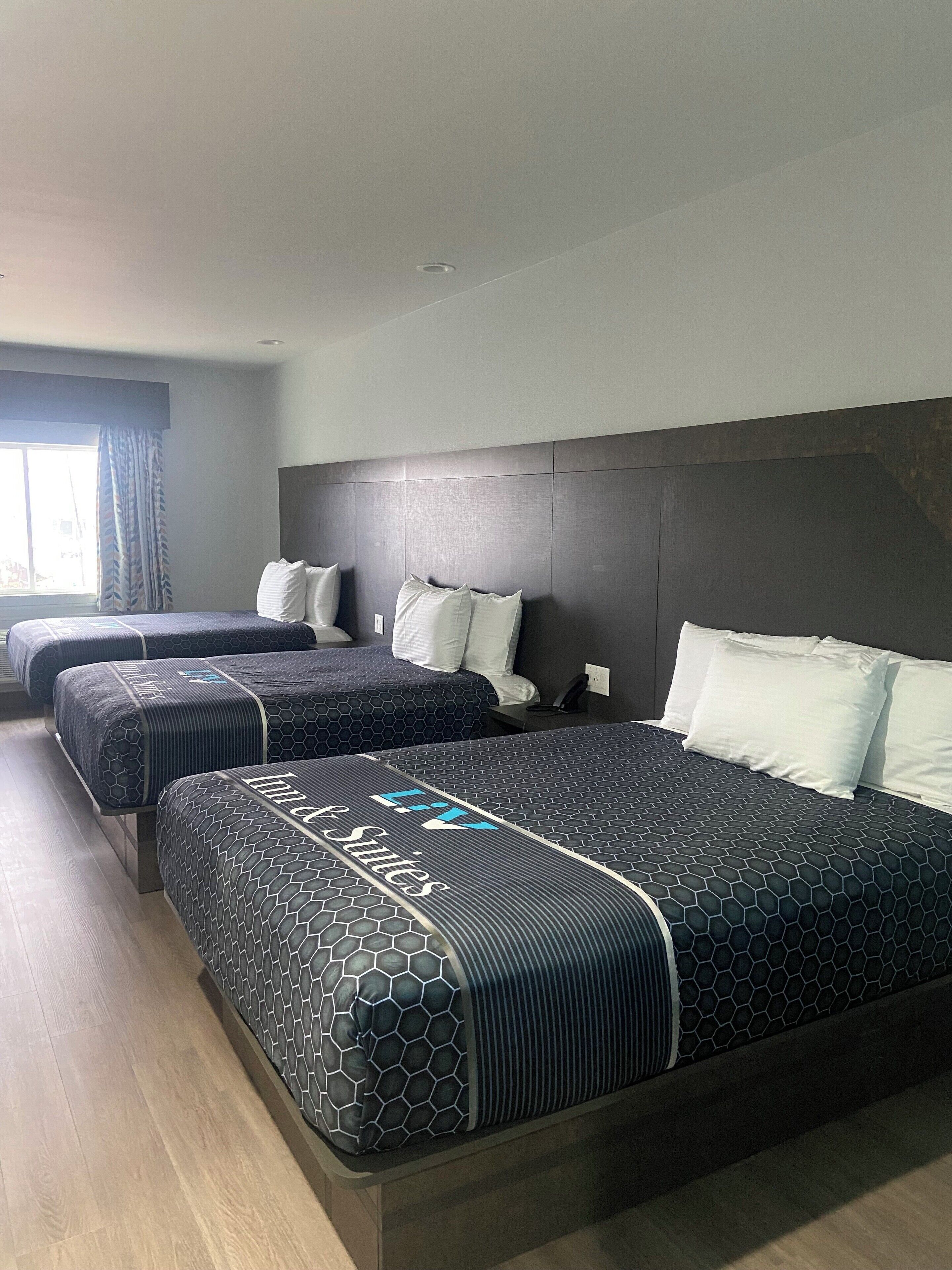 مكتب وستائر تعتيم وتجهيزات عازلة للصوت ومكواة/لوح كي