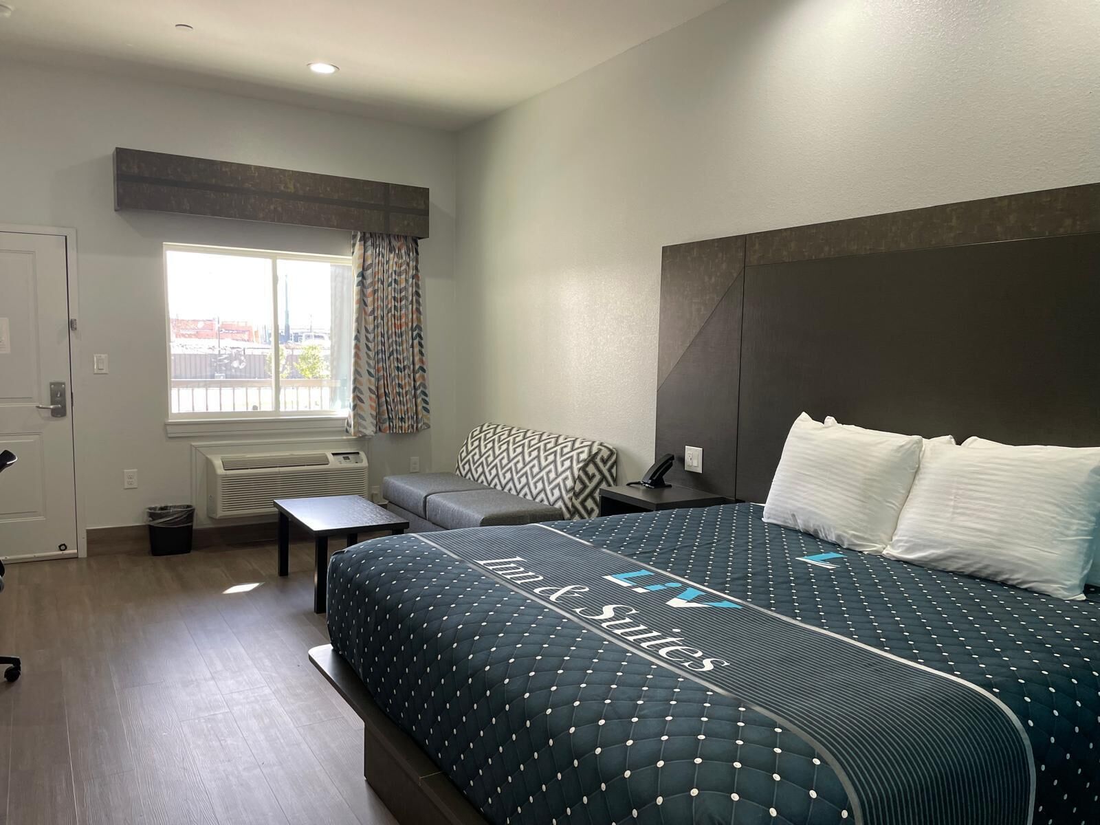 مكتب وستائر تعتيم وتجهيزات عازلة للصوت ومكواة/لوح كي