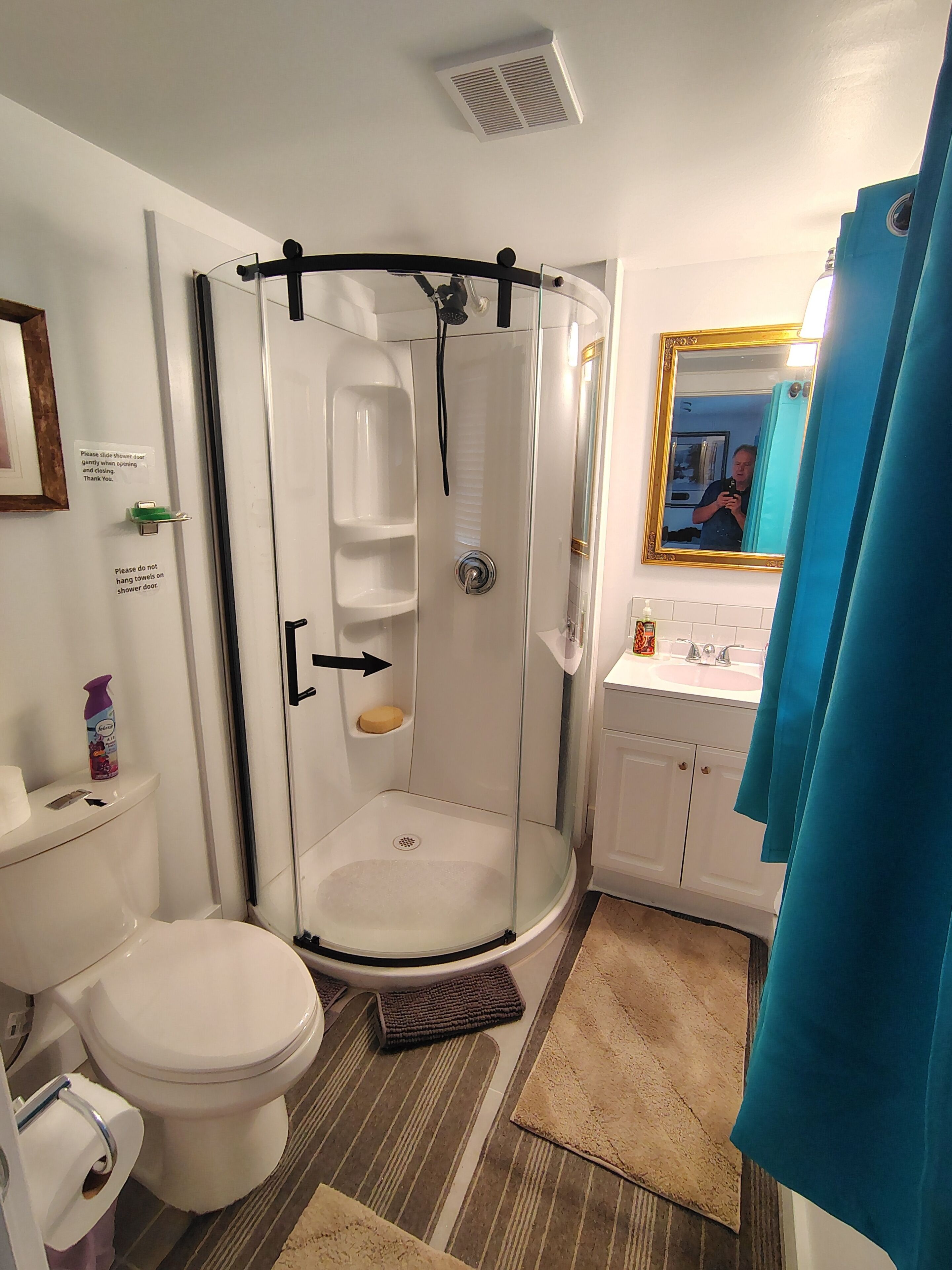 Deluxe Double Room | Bathroom | Hair dryer, towels, soap, shampoo