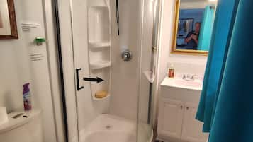 Deluxe Double Room | Bathroom | Hair dryer, towels, soap, shampoo