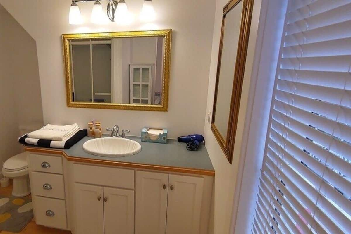Habitación Deluxe doble, vistas al mar | Baño | Secador de pelo, toallas, jabón y champú