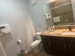 Shower, hair dryer, towels, soap - Luxurious Living at Your Fingertips with King bed (Davenport)
