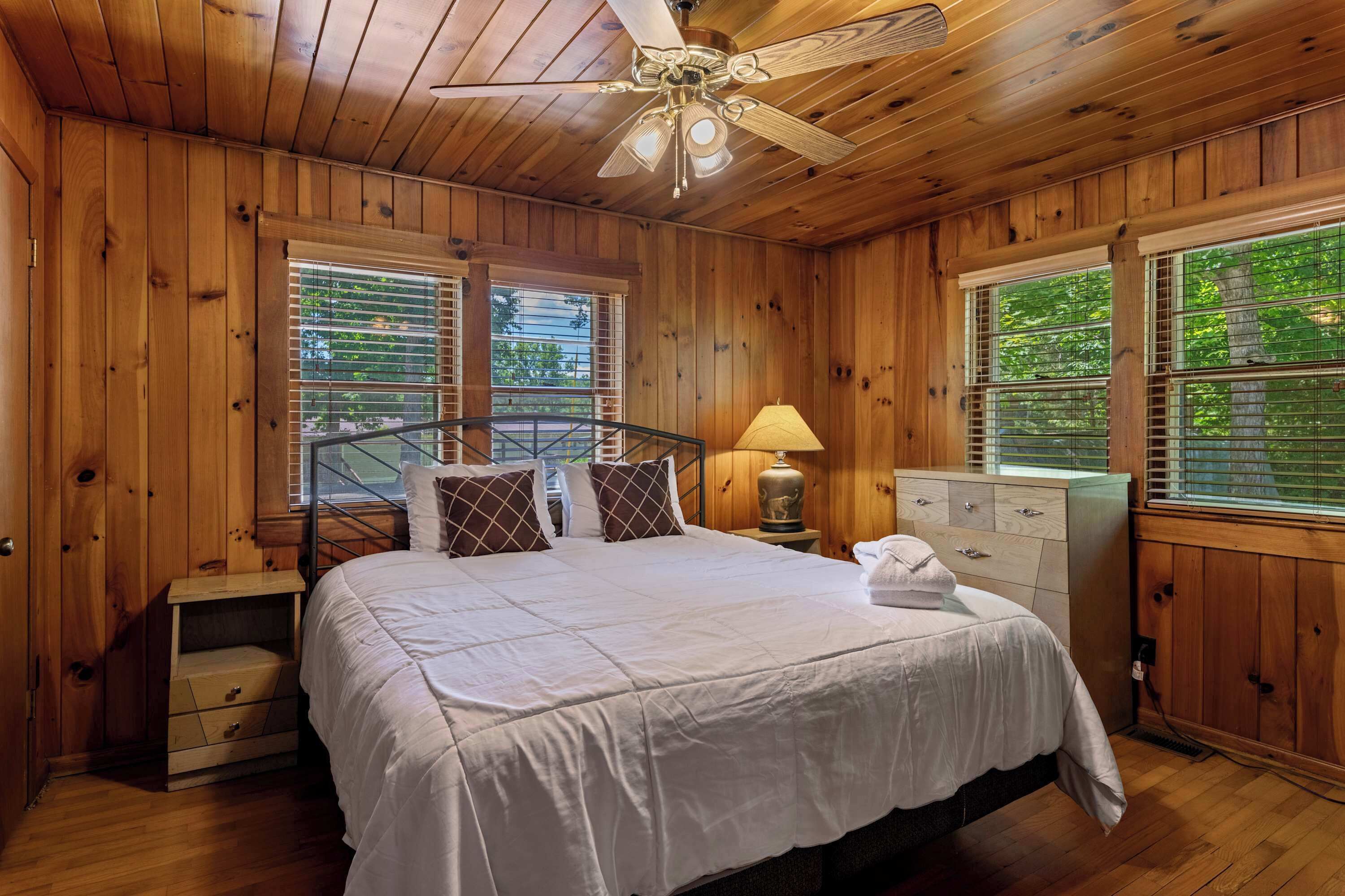 3 chambres, fer et planche à repasser, Wi-Fi, draps fournis