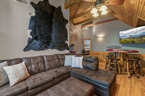 Televisor, llar de foc, futbolí i oficines 