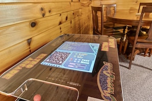Game room - Rustic 3br Cabin Near Lake w/ Hot Tub! (Sevierville)