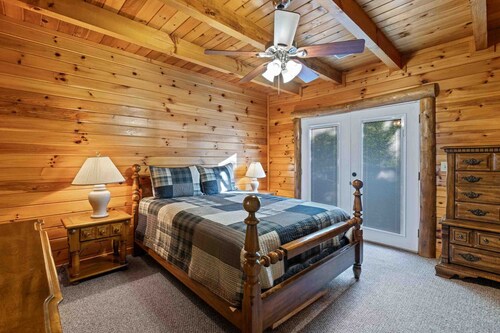 Rustic 3br Cabin Near Lake w/ Hot Tub!