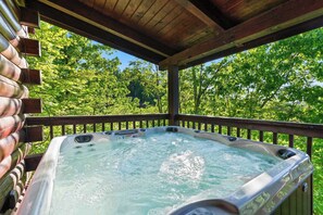 Outdoor spa tub - Rustic 3br Cabin Near Lake w/ Hot Tub! (Sevierville)