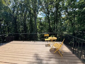 Outdoor dining - new 3-bedroom townhome in Roswell,nearby Avalon.north point mall,old mill park (Roswell)