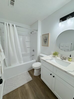 Hair dryer, towels, soap, shampoo - new 3-bedroom townhome in Roswell,nearby Avalon.north point mall,old mill park (Roswell)