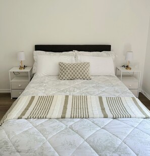 3 bedrooms, iron/ironing board, travel cot, WiFi - new 3-bedroom townhome in Roswell,nearby Avalon.north point mall,old mill park (Roswell)