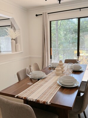 Dining - new 3-bedroom townhome in Roswell,nearby Avalon.north point mall,old mill park (Roswell)