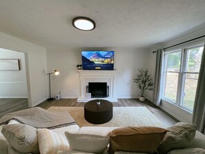 Smart TV, fireplace - new 3-bedroom townhome in Roswell,nearby Avalon.north point mall,old mill park (Roswell)