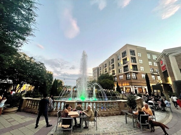 Outdoor dining - new 3-bedroom townhome in Roswell,nearby Avalon.north point mall,old mill park (Roswell)