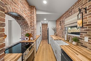 Køleskab, mikrobølgeovn, ovn, kogeplade