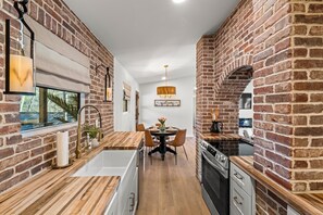 Køleskab, mikrobølgeovn, ovn, kogeplade