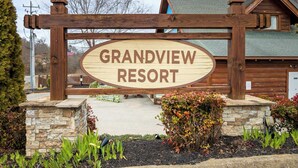 Une enseigne en bois portant l’inscription « GRANDVIEW RESORT », qui indique le nom de l’établissement.