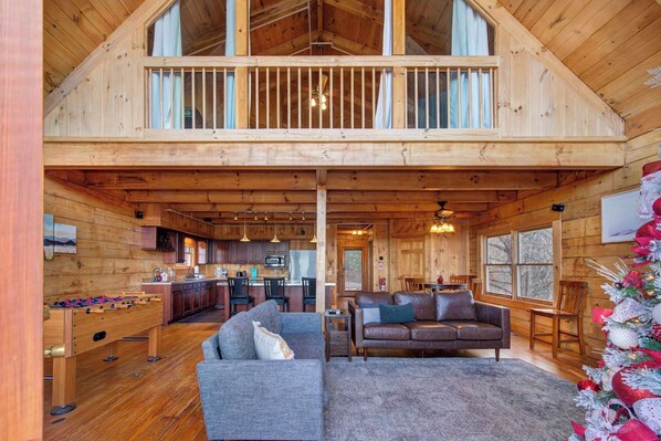 Televisio, takka, videopelejä, pöytäjalkapallopöytä