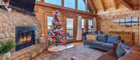 Fernseher, Kamin, Videospiele, Tischfußball