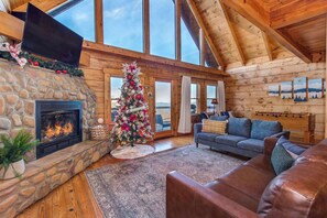 Televisio, takka, videopelejä, pöytäjalkapallopöytä